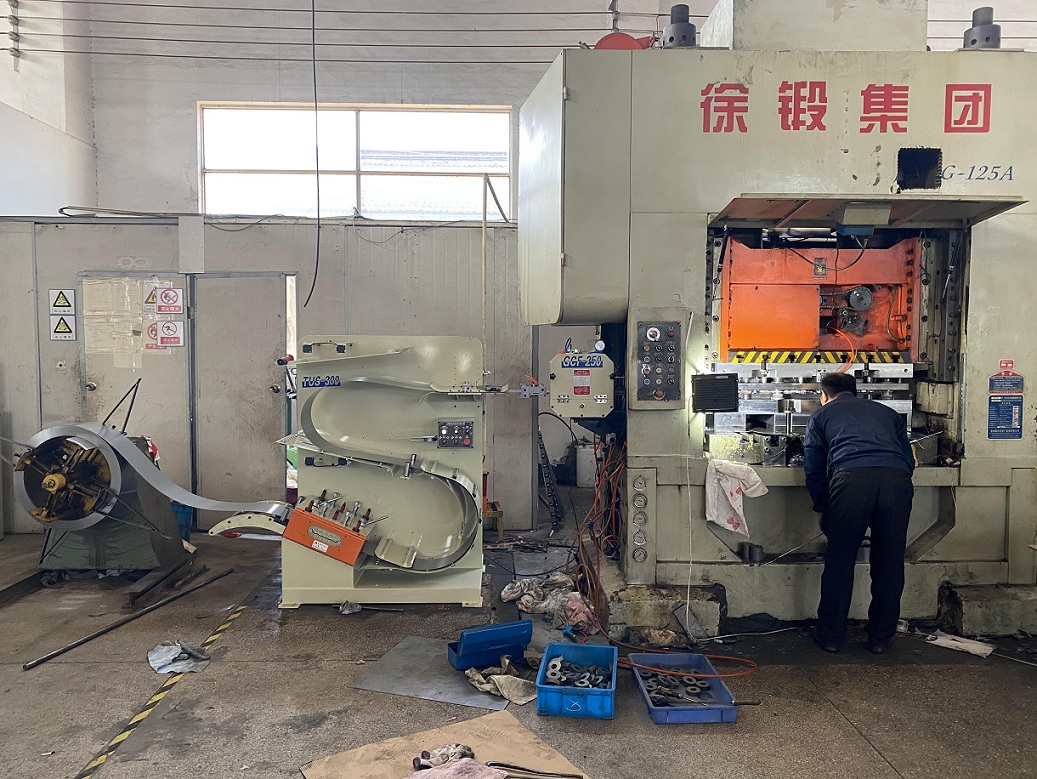 高速齒輪送料機和S型整平機安裝調試生產(chǎn)